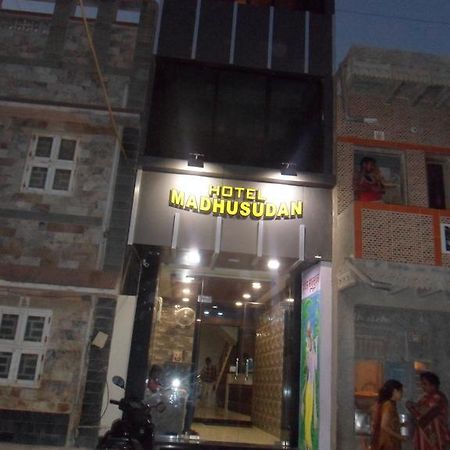Hotel Madhusudan Dwārka Exterior foto