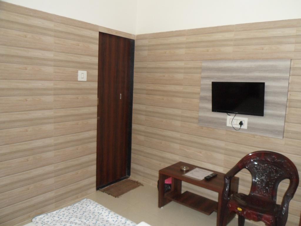 Hotel Madhusudan Dwārka Habitación foto