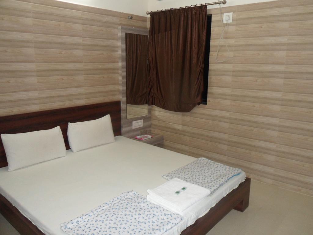 Hotel Madhusudan Dwārka Habitación foto