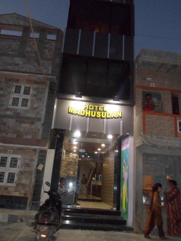 Hotel Madhusudan Dwārka Exterior foto